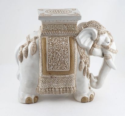 null INDE / INDIA 

Sujet en porcelaine représentant un éléphant blanc avec touche...