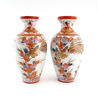 null JAPON / JAPAN 

Pair of porcelain vases, decorated with pheasants among chrysanthemums....