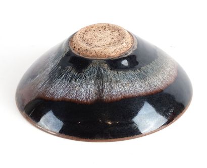 null CHINE / CHINA 

A black and white splash glazed wine bowl. 

Diameter : 15.3cm...