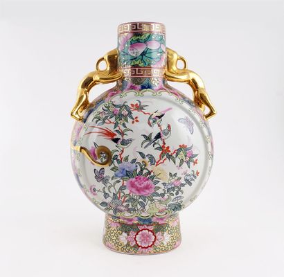 null CHINA / CHINE 

Porcelain gourd vase, decorated with birds and lion handles....