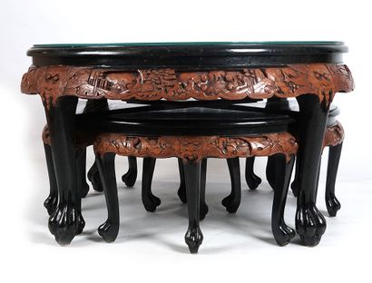 null CHINE / CHINA 

Table-basse et quatre tabourets en bois laqué et peint, avec...