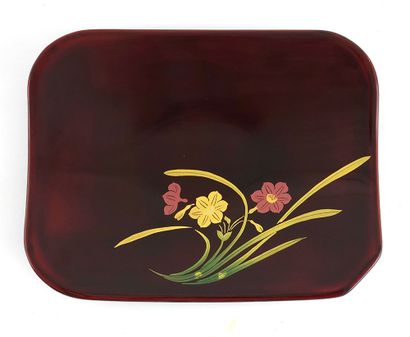 null JAPON / JAPAN 

Set of small lacquer trays, decorated with flowers, small forks...