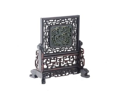null SERPENTINE

Table screen, with serpentine medallion decorated with dragons....