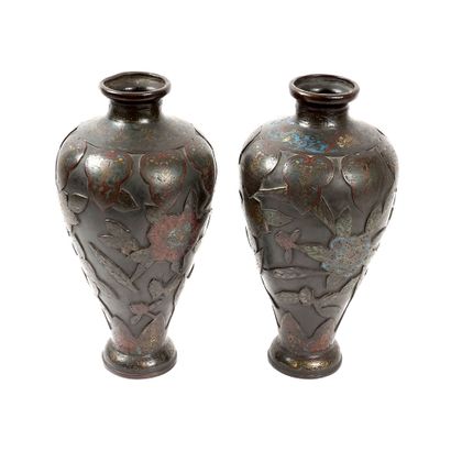 null JAPON / JAPAN 

Pair of bronze and champlevé enamel vases, decorated with flowers....