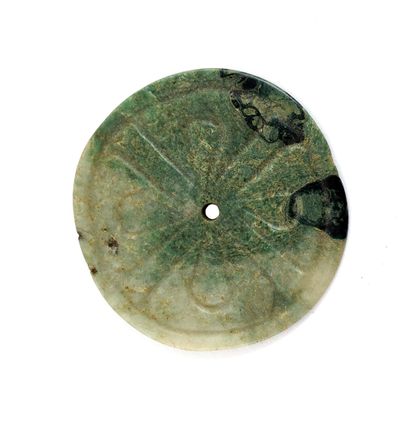 null CHINE / CHINA 

Disque en serpentine. 
Chine, XXe siècle

Diamètre : 5,5cm /...