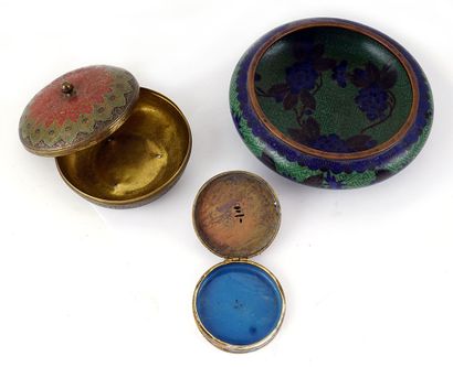null CHINA / CHINE

Set of boxes and cup in cloisonné. 
China, 20th century

Diameter...