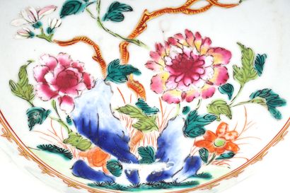 null CHINE / CHINA 

Assiette en porcelaine décoré de fleurs et de dorures. 
Chine,...