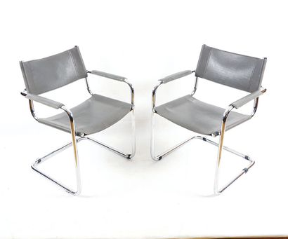 null BAUHAUS

Paire de chaises de style Bauhaus à structure tubulaire en acier. L'assise,...