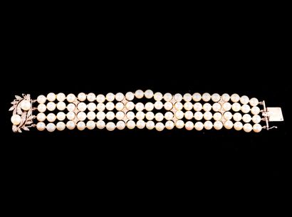 null AKOYA PEARLS 10K GOLD
Bracelet composed of 4 rows of white Akoya pearls united...