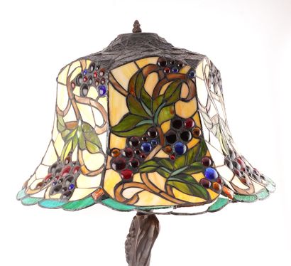 null Dans le style de / in the style of TIFFANY

Lamp with the foot stylized in gnarled...
