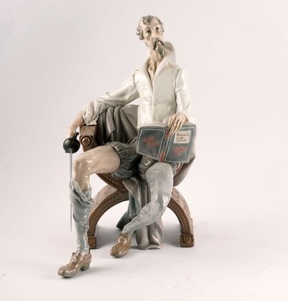null LLADRO 

Figure en porcelaine représentant Don Quixotte assis lisant un livre...