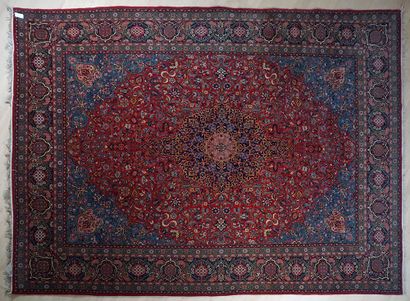 null Tapis Kashan Perse vers 1960-70. Laine sur coton.
8pi7 x 11pi6 - 265x364 cm