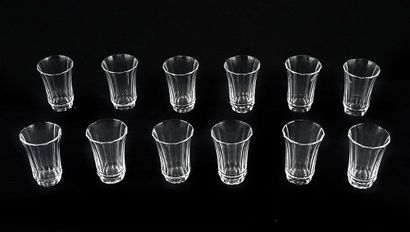null MOSER 

Ensemble de 12 verres fuselés signés Moser. 

Hauteur : 9,2cm - 3 5...