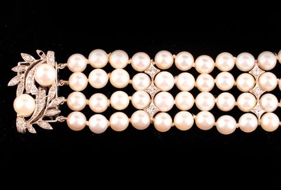 null AKOYA PEARLS 10K GOLD
Bracelet composed of 4 rows of white Akoya pearls united...