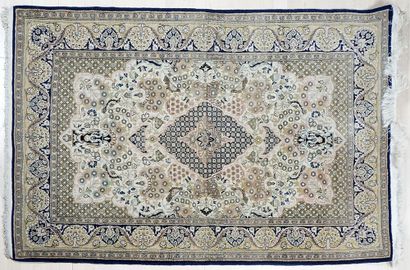 null Tapis Koum Perse vers 1960-70. Laine sur coton.
5pi3 x 3pi7 - 162x91 cm