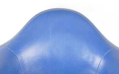 null HERMAN MILLER

Blue desk chair signed Herman Miller. Its base is divided into...