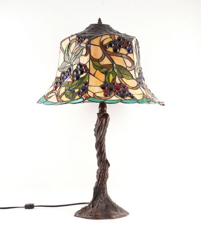 null Dans le style de / in the style of TIFFANY

Lamp with the foot stylized in gnarled...