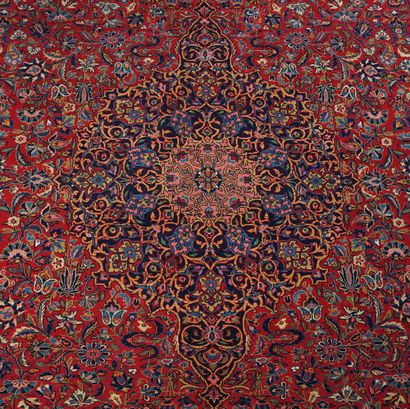 null Tapis Kashan Perse vers 1960-70. Laine sur coton.
8pi7 x 11pi6 - 265x364 cm