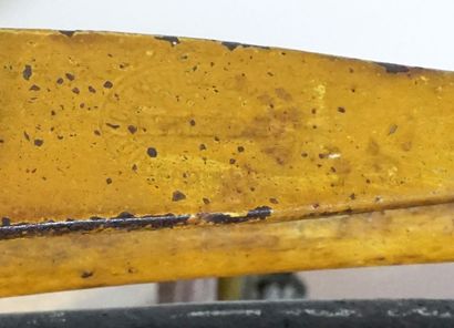 null CLÉMENT-BAYARD 

Grand bi jaune à siège en bois. Marque gravée sur le cadre...