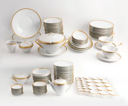 null BOHEMIA PORCELAINE / BOHEMIA PORCELAIN

Large set of Bohemia Porcelain dinnerware...