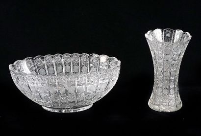 null BOHEMIA CRYSTAL 

Oval bowl in chiselled crystal as well as a vase with flared...