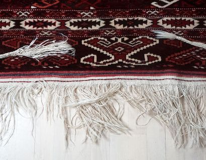 null Tapis à rabat de tente tribale perse turkmène,
Yamoud Design, laine sur laine.

Vers...