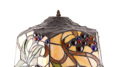 null Dans le style de / in the style of TIFFANY

Lamp with the foot stylized in gnarled...