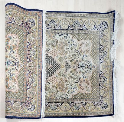 null Persian Koum rug circa 1960-70. Wool on cotton.
5ft3 x 3ft7 - 162x91 cm