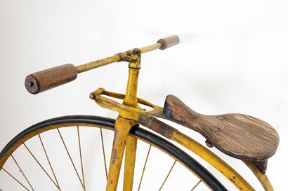 null CLÉMENT-BAYARD 

Large yellow penny-farthing with wooden seat.
Engraved on the...