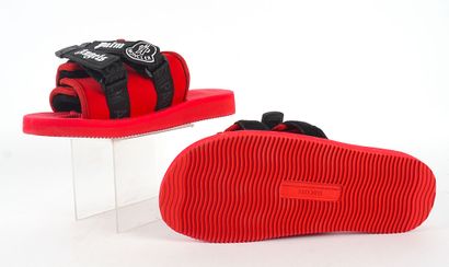 null Moncler sandales à straps
Pointure : EU 42
Couleur : Noir, rouge
Référence du...