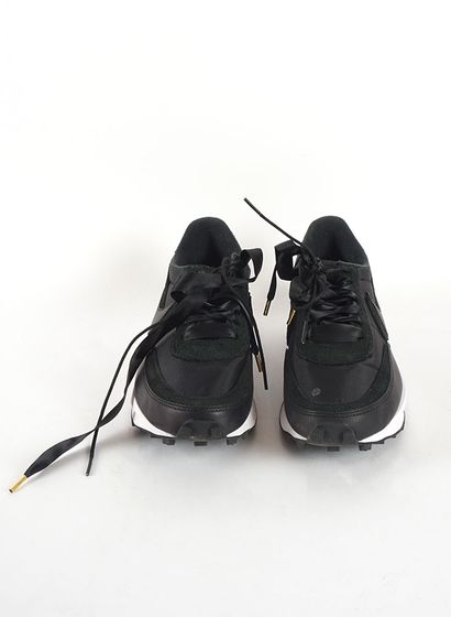 null Nike - Nike LDWAFFLE - Sacai
Pointure : US 10 Men - EU 44
Couleur : Noir, blanc
Référence...