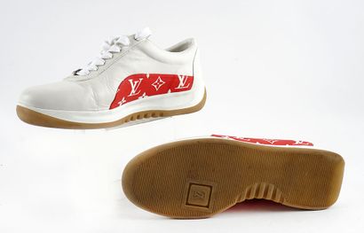 null Louis Vuitton x Suprême 
Pointure : US 8 Men
Couleur : Blanc, rouge
Référence...