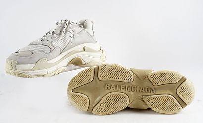 null Balenciaga - Triple S Clear Sole
Size: EU 42
Color: Beige
Model reference: 533882...