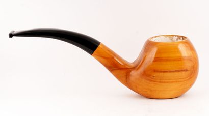 null CANADIAN SCHOOL 20th C.
Pipe
Sculpted wood
L: 76cm - 30"