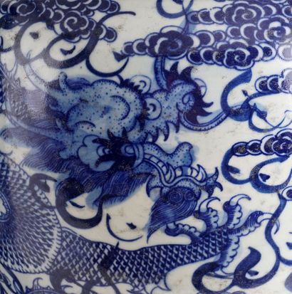 null CHINE / CHINA

Pair of important blue and white covered jar. We can see a dragon...