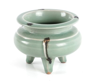 null CHINA / CHINA 

A green celadon tri-foot incense burner. 

Height : 11cm or...