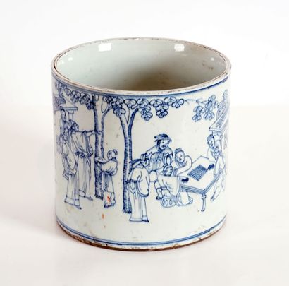 null CHINE / CHINA 

A blue and white 'Chess of War' citational scholar brush pot....