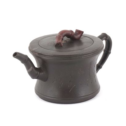 null CHINE / CHINA

Purple clay yixing teapot decorated with some bamboo branches....