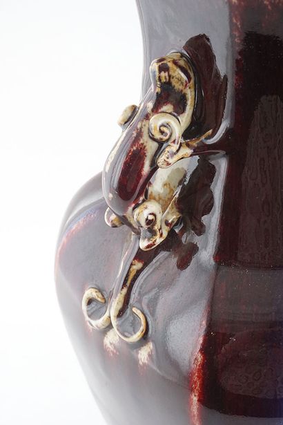 null CHINE / CHINA

Ox blood glazed dual handle baluster vase. Yung-cheng reign mark.

Height...