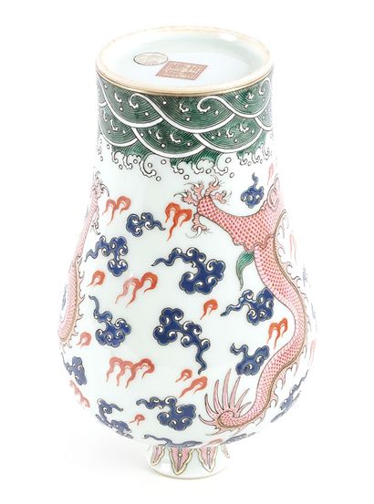null FAMILLE ROSE

A Famille Rose 'Dragon Pearl' scholar vase with stand. Kien-long...