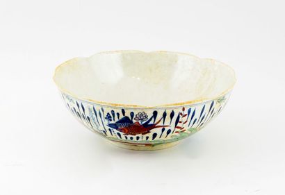 null FAMILLE VERTE

Famille verte petal bowl decorated with a fish's pond. Ch'eng-hua...
