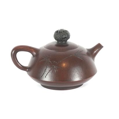 null CHINE / CHINA 

A purple clay calligraphy teapot. Signed Ku Ching-chou (1915-1996)....