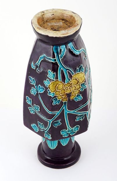 null FAHUA 

Hexagonal ceramic vase in the Fahua style, decorated with flowers on...