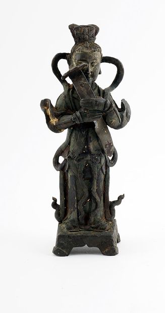 null PÉRIODE MING / MING PERIOD

Sujet en bronze, représentant une jeune femme tenant...