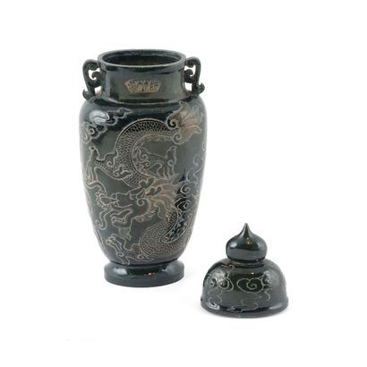 null JADE 

Vase couvert en jade vert décoré de quelques dragons. 

Hauteur : 28.5cm...