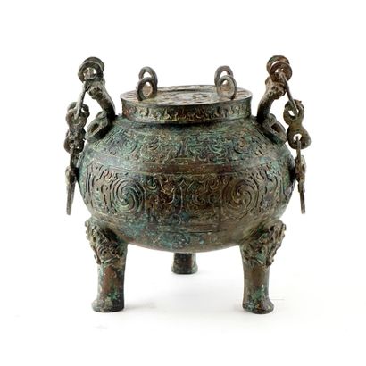 null CHINE / CHINA

Archaic bronze ritual vessel. 

Height : 22cm - 8 5/8"