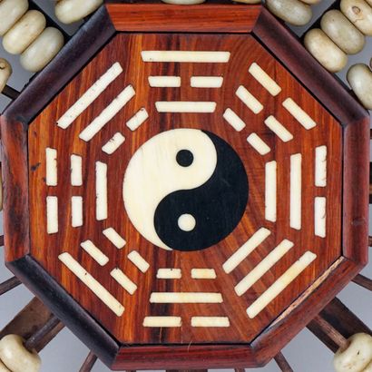 null CHINE / CHINA

Boulier octogonal avec un symbole Yin et Yang au centre. 

Diamètre...
