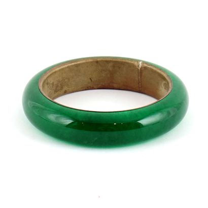 null JADE

Bracelet en jade monté sur cuivre. 

Diamètre intérieur : 5.9cm - 2 3...