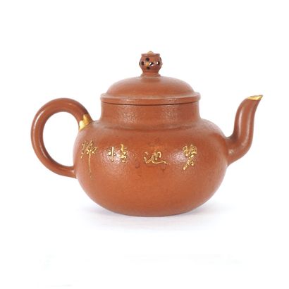 null CHINE / CHINA

A gilted purple clay Yixing teapot. Signed Chou Kuei-chen (1943-...