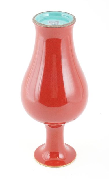 null CHINE / CHINA 

Red glazed and gilted scholar vase. Ch'ieng-lung reign mark....